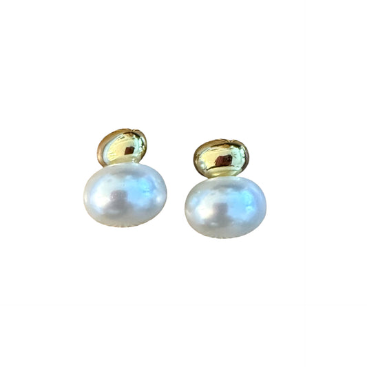 Pearl and oval of gold